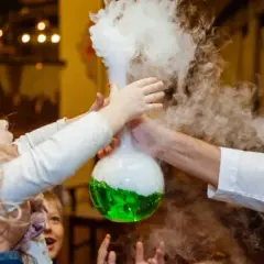 Eksperymenty z suchym lodem: Bezpieczna magia i naukowe triki