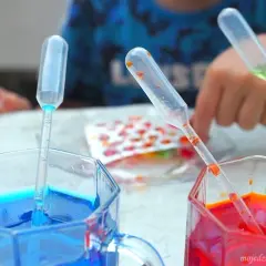Eksperymenty z wodą dla przedszkolaków: 10+ pomysłów na naukę!