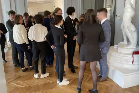 Fizyka rozszerzona w liceum: Czy to wyzwanie dla Ciebie?