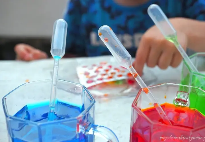 Eksperymenty z wodą dla przedszkolaków: 10+ pomysłów na naukę!