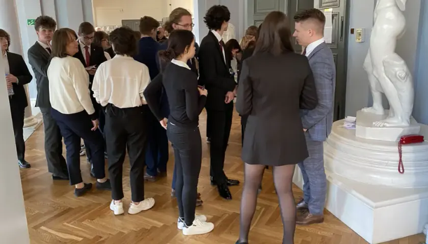 Fizyka rozszerzona w liceum: Czy to wyzwanie dla Ciebie?