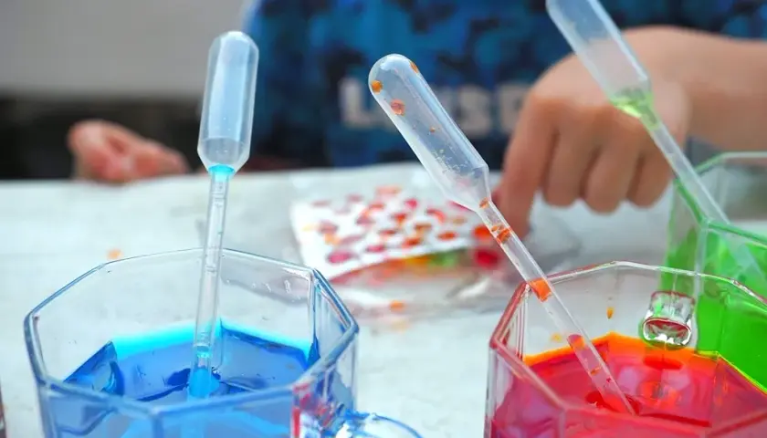 Eksperymenty z wodą dla przedszkolaków: 10+ pomysłów na naukę!