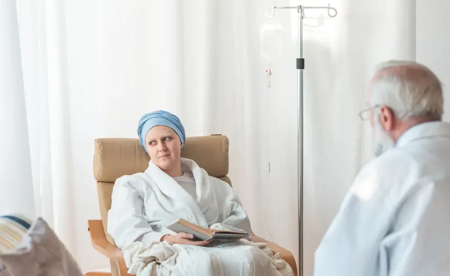Chemioterapia: Jak naprawdę działa i jak sobie radzić z rakiem?