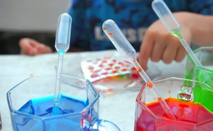 Eksperymenty z wodą dla przedszkolaków: 10+ pomysłów na naukę!