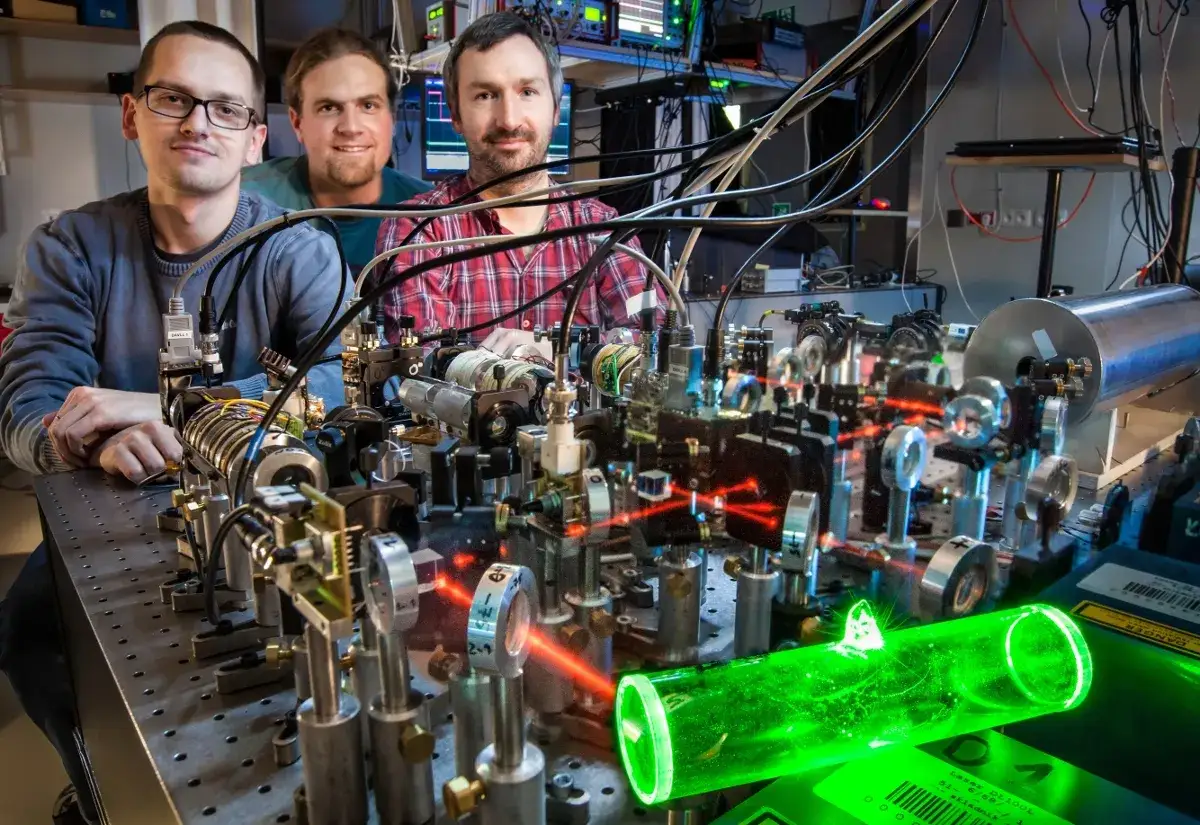 zastosowania fizyki kwantowej w technologii, kolaż smartfon&oacute;w laser&oacute;w i medycyny