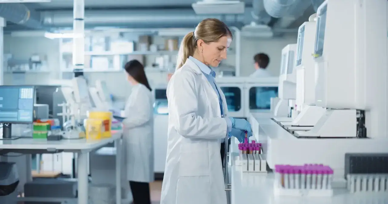 Nowoczesny fizyk w pracy, laboratorium, badania, technologia
