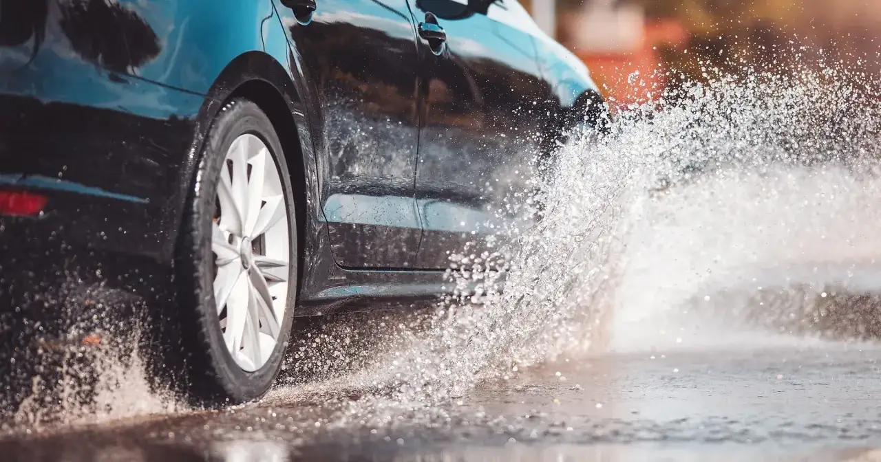 samoch&oacute;d aquaplaning deszcz klin wodny