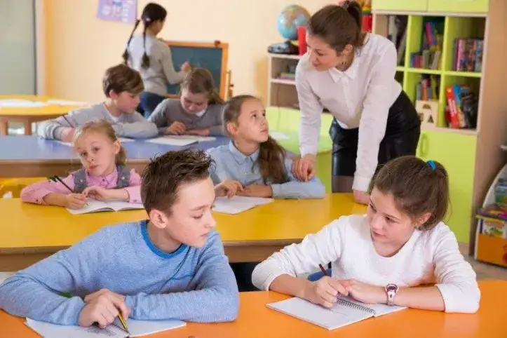 student na praktykach pedagogicznych w szkole