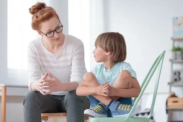 dziecko rozmawia z rodzicem o bezpieczeństwie