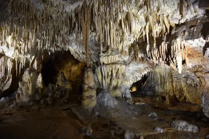Formy naciekowe jaskiniowe, stalaktyty, stalagmity, stalagnaty